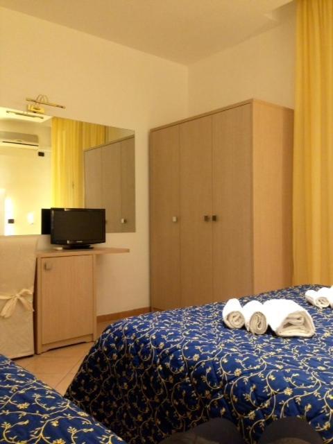 Hotel Mediterraneo Pesaro Zimmer foto