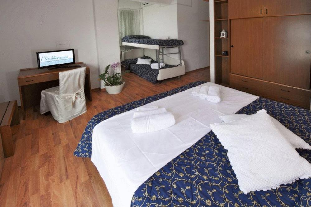 Hotel Mediterraneo Pesaro Zimmer foto